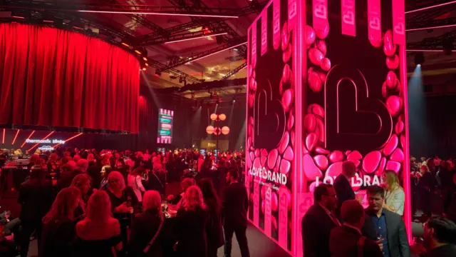 Der neue Thermomix TM7 wurde in Berlin gefeiert – und wir durften gemeinsam mit unseren großartigen Kolleg*innen von B+D Events ein unvergessliches Event zum Launch umsetzen! 🎉💚
 
Ein riesiges DANKE an unser Team und die über 90 großartigen Promoter*innen, die mit vollem Einsatz, Energie und Leidenschaft dabei waren. Ihr habt das Event zu etwas ganz Besonderem gemacht! 💪🏼✨
 
#Bplusdpromo #Bplusdfamily #ThermomixTM7 #Vorwerk #ProductLaunch #Berlin #ProudTeam #EventSuccess #Danke